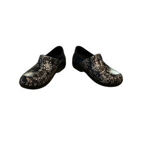Crocs Triple Comfort Work Clogs Women’s 9 Black White Floral Slip Resistant